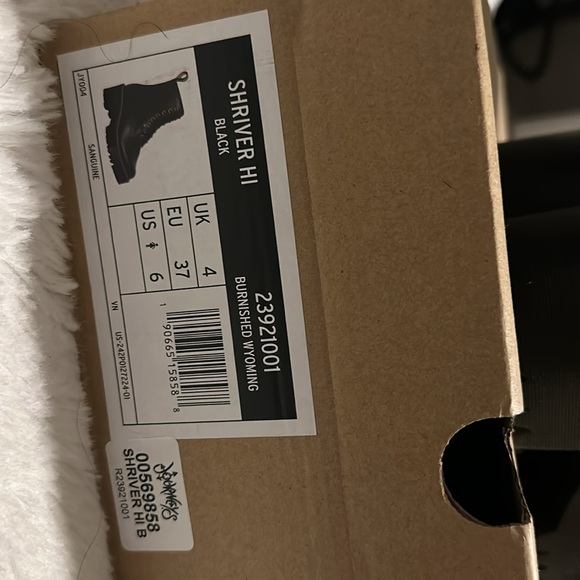 DR. MARTENS
Black Shriver Hi Ankle Boots is size 6 fits 7.5 - Picture 4 of 6